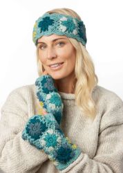 Fleece lined - crochet wristwarmers - eau de nil