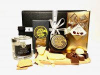 **New** Oak Aged Dry Gin, Oak-Smoked Cheddar Cheese, Crackers and Chocolate Hamper